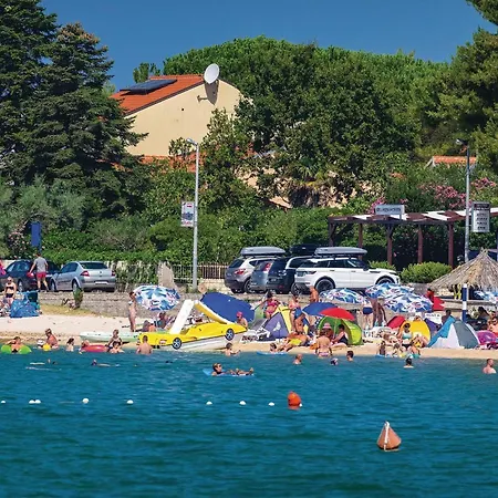 Apartman 2 Bedroom Cozy In Sveti Filip i Jakov