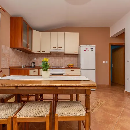 Apartment 2 Bedroom Cozy In
