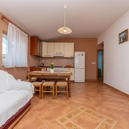2 Bedroom Cozy In Apartment