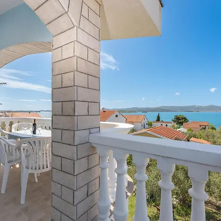 Apartmán 2 Bedroom Cozy In Sveti Filip i Jakov